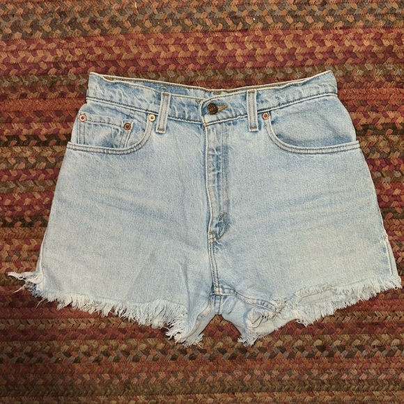 SOLD VTG LEVIS 550 LIGHT WASH CUT OFF DENIM SHORTS - Picture 2 of 5